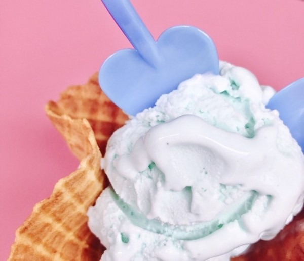 天气这么热还不来个清爽的冰淇淋,这么热的天唯有冰淇淋不可辜负