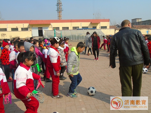 足球“踢”进课堂“玩”出大快乐