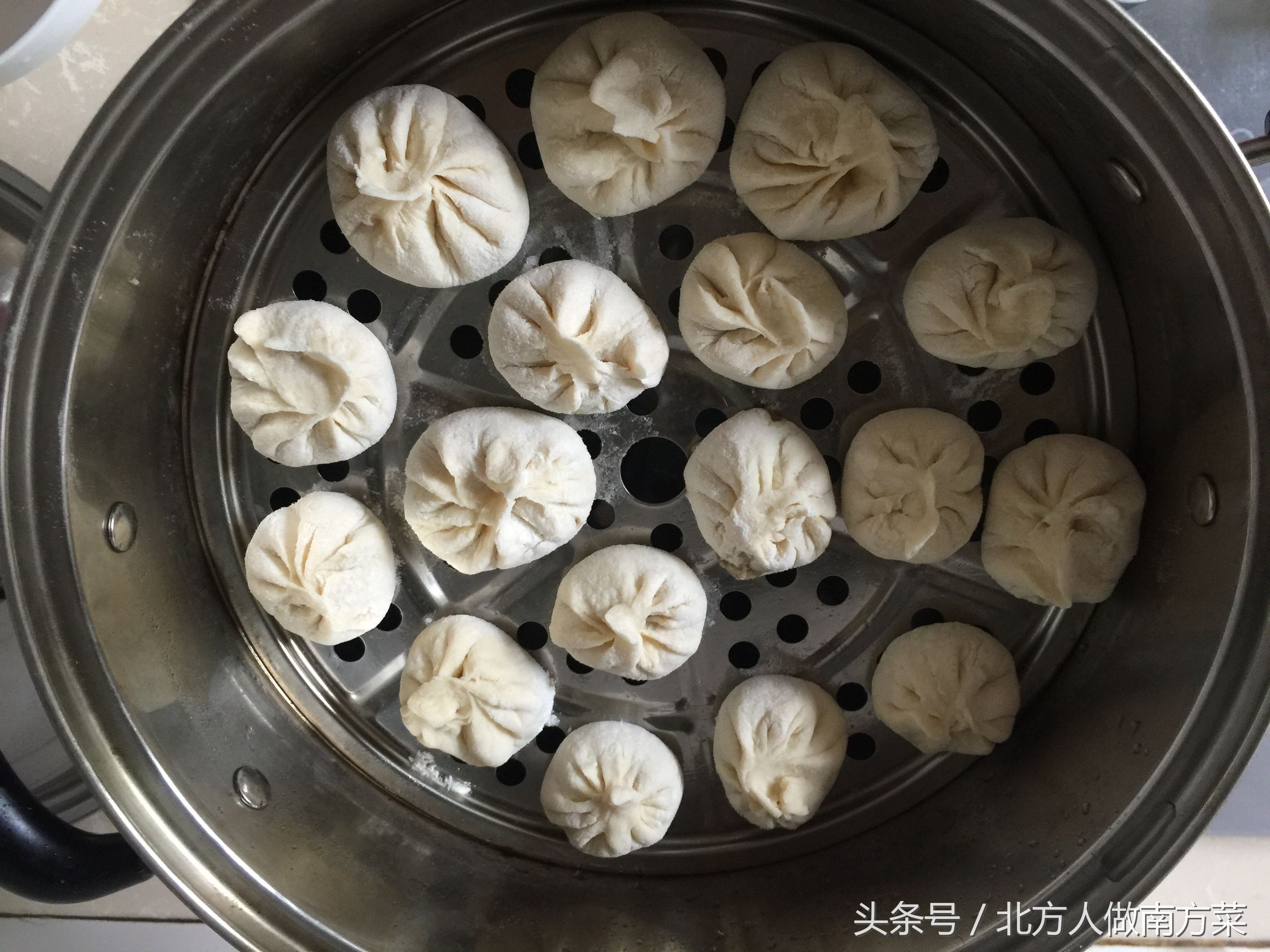 外面小笼包要6元一笼,周末自己在家动手做,好吃又实惠,一口气吃了十来个
