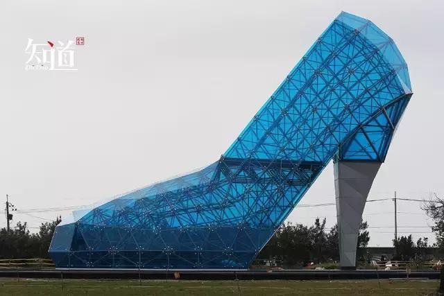 在高跟鞋面前，除了女人，没有赢家