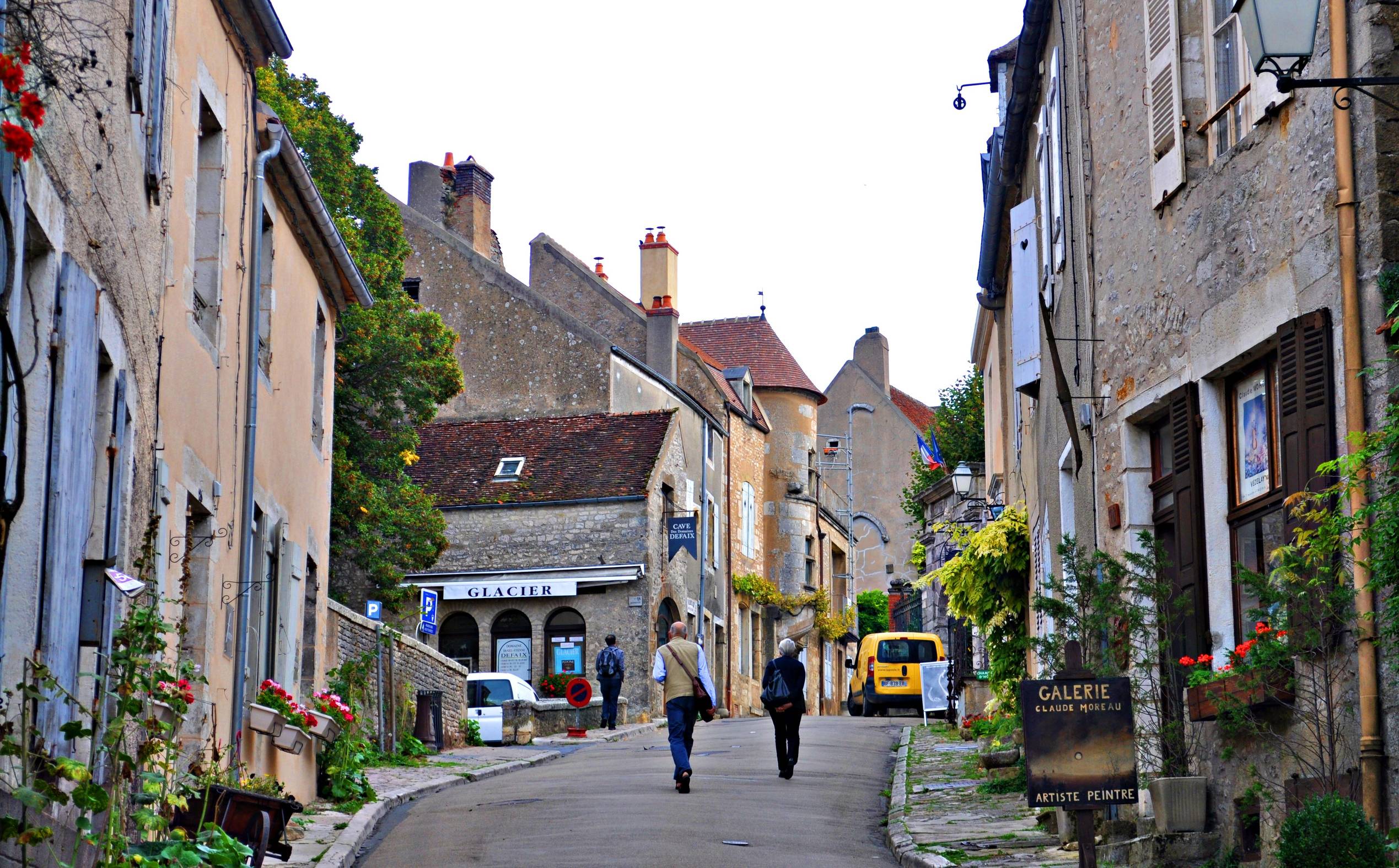 这个神秘又秀丽的法国弹丸小城，曾与耶路撒冷、梵蒂冈、圣雅克齐名，贵为世界宗教圣地