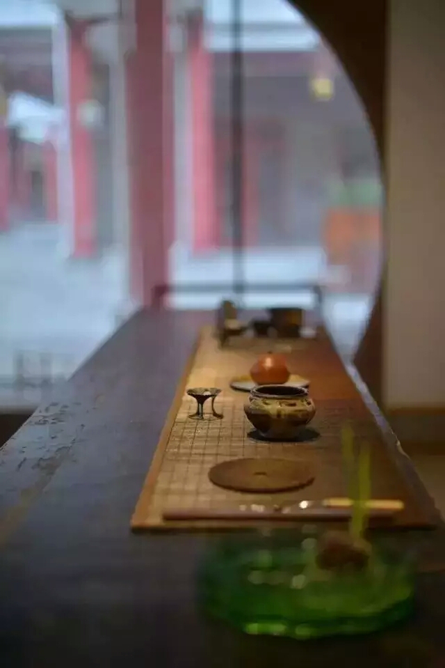 *坐静**焚香生紫烟，浮生难得半日闲，清心寡欲脱俗世，除去沧桑载梦还