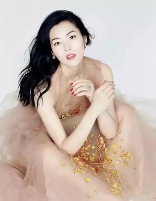 刘雯的走秀高光时刻,刘雯日常走路