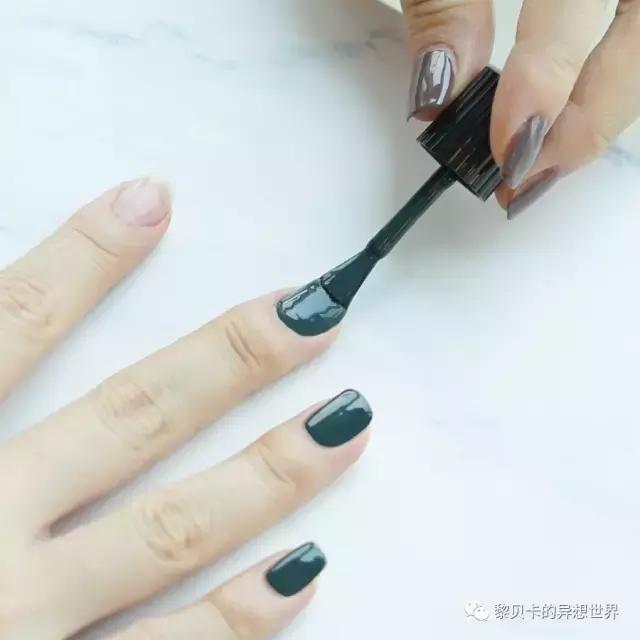 什么指甲油颜色显手白又好看,哪种纯色甲油显手白