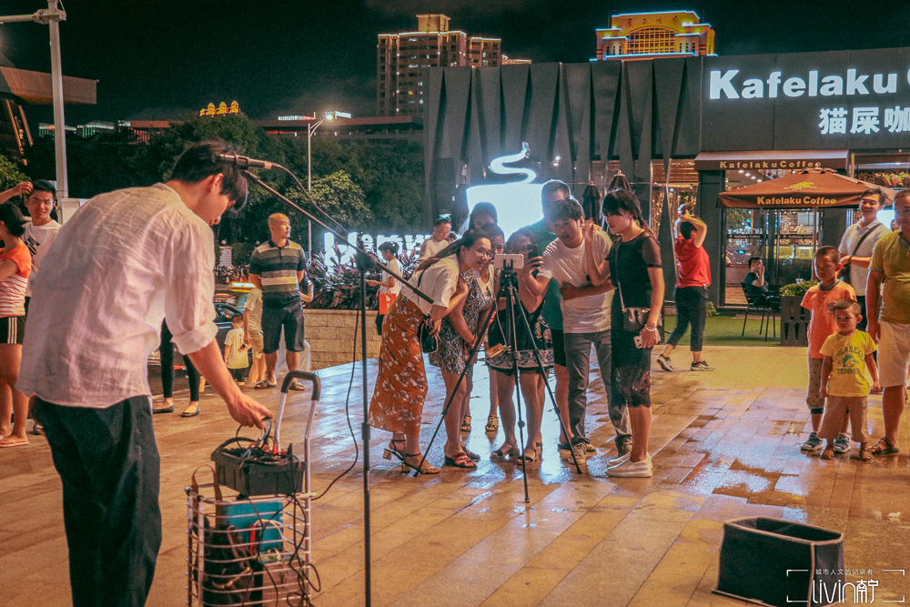 那个在航洋门口吹口琴的小哥：用音乐感谢这座城市