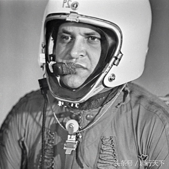 冷战时期，美军U2侦察机被苏军击落后，驾驶员没有按照规定自毁飞机也没有自杀，50年后他被追授银星勋章