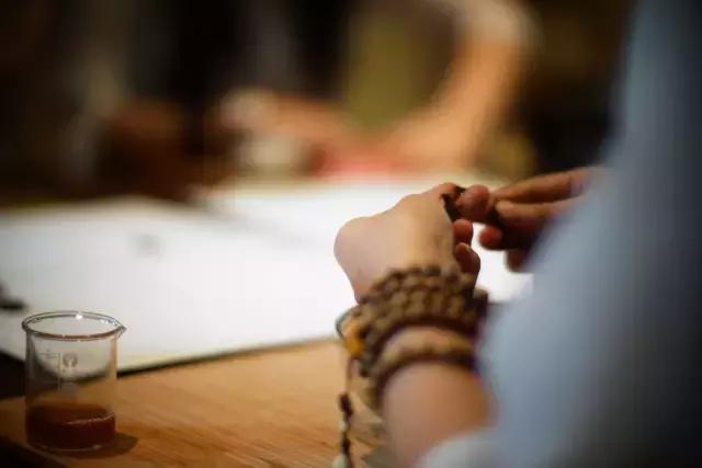 眉弯新月,慢绾青丝发