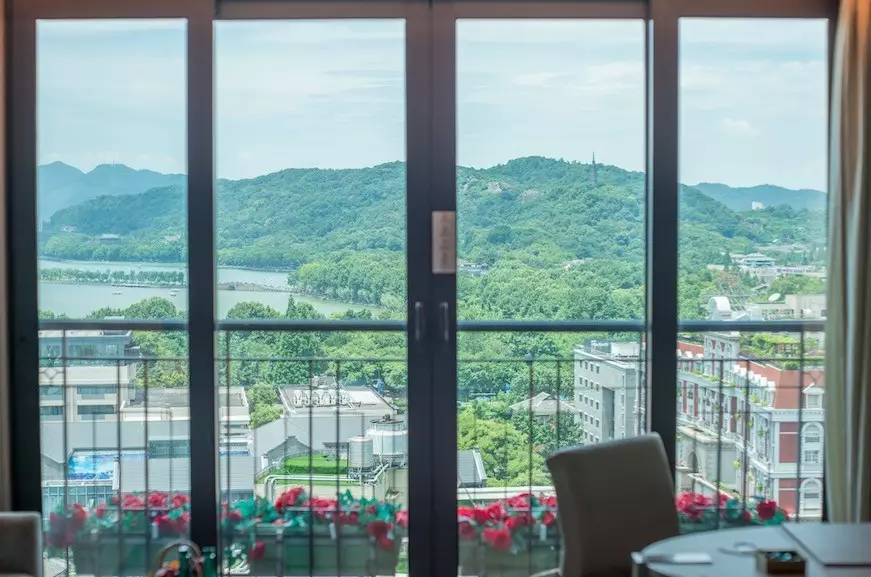 一天吃四五顿饭不长肉才怪,一天吃四顿不胖都不行