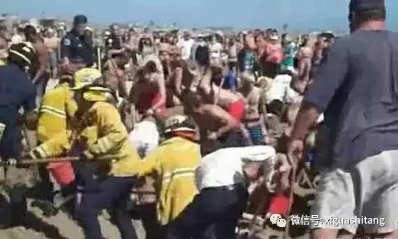 去海边玩一定要记得这些小知识,去海边玩不要把身体埋在沙子里