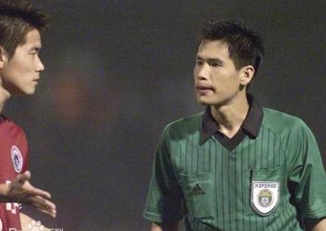 中国受处罚的足球裁判,足坛球员殴打裁判会有什么处罚