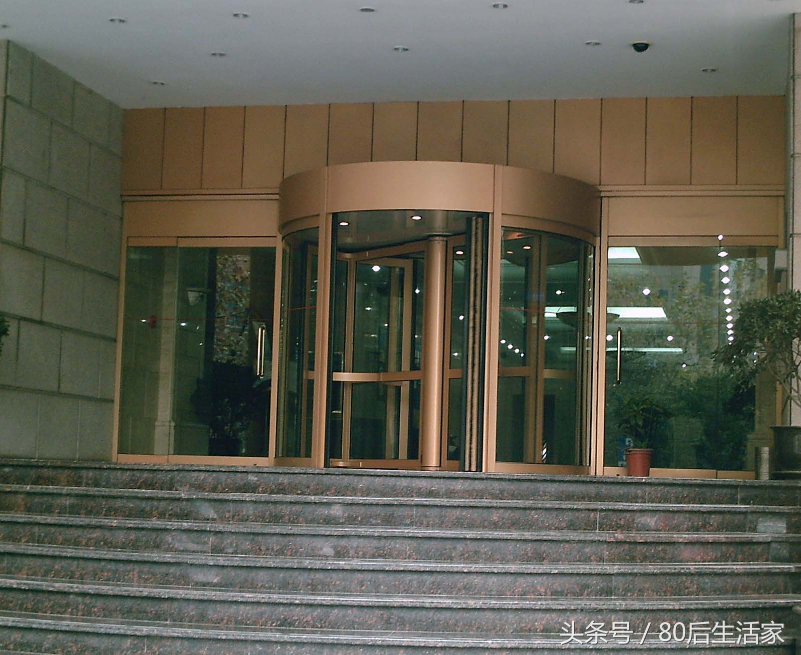 水晶旋转门与普通旋转门的区别,门窗是平移还是旋转