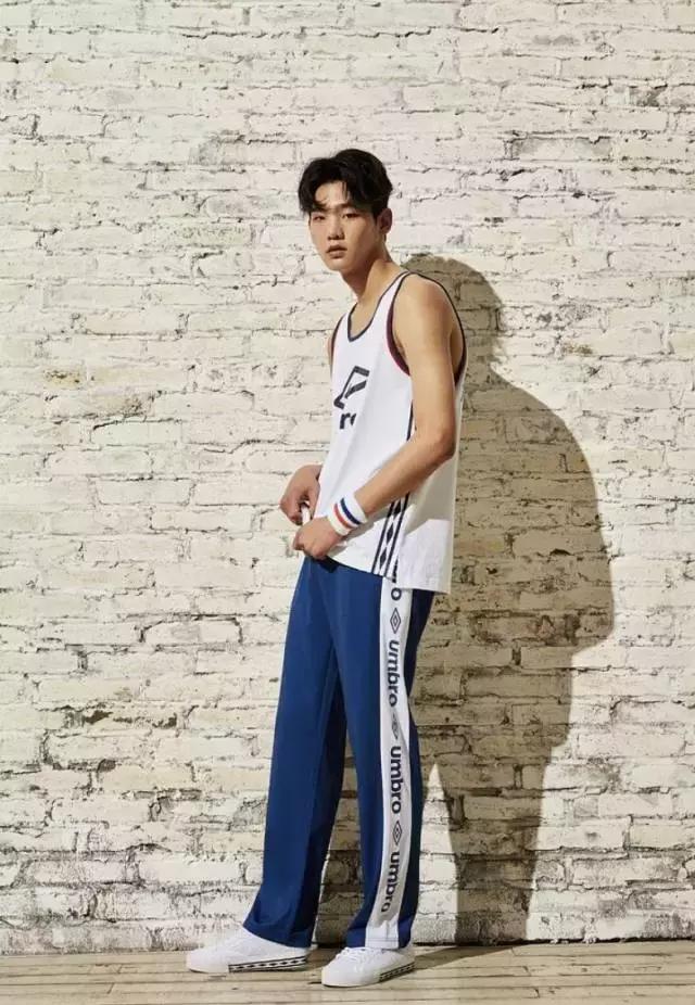 一串字logo,一串字母的衣服商标