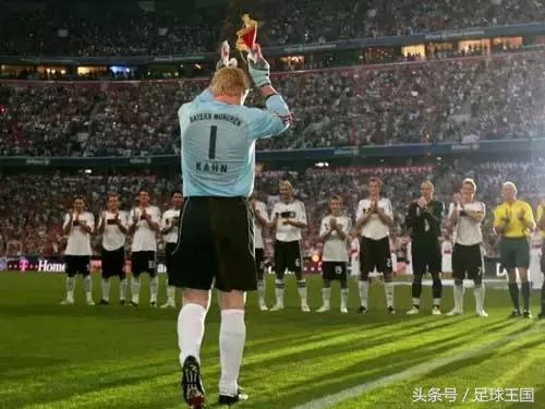 把前锋吓得不会射门,门线上的“绿巨人”卡恩