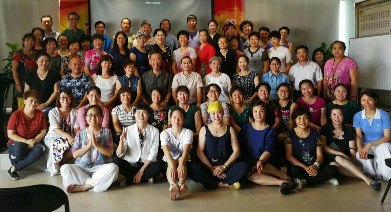 一个小游戏：对你的手说长长，她就变长，对她说变小，她就变短，学会爱你的身体，每个器官都能听懂你的话