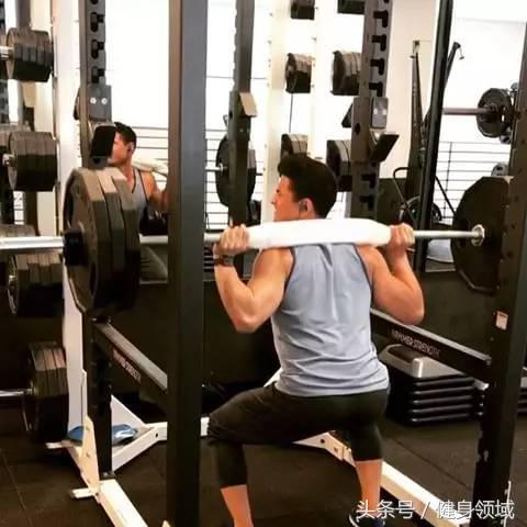 教你学会如何正确地深蹲,别听教练的危言耸听
