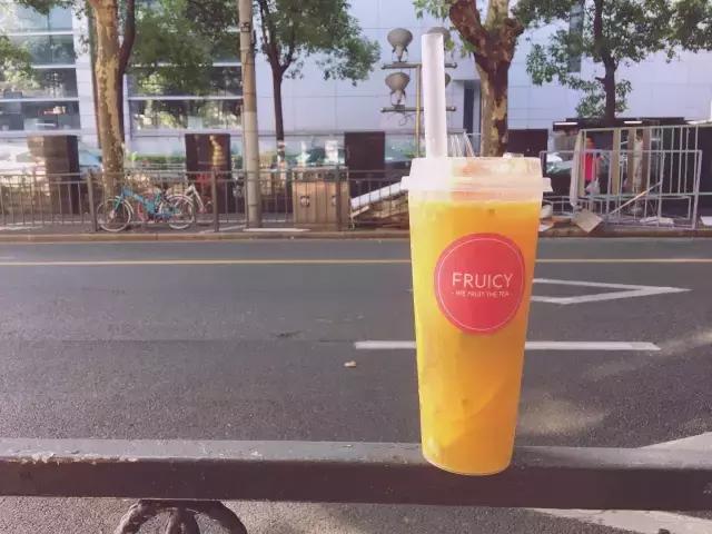 蹦野迪不如吃果盘，如何用20块在上海街头打败妖艳*货贱**？