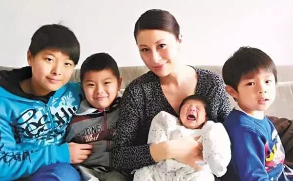 还记得《古惑仔3》被乌鸦拍照的方婷吗？前夫是成龙保镖卢惠光