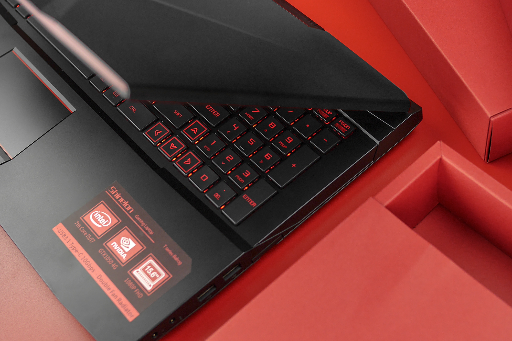 电脑城同配卖八千，走线上路线的炫龙炎魔游戏本就有优势了