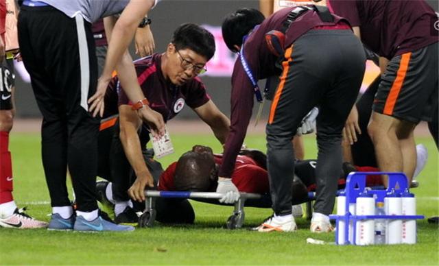 不舍得买衣服,怕家人没饭吃,上场拼到重伤,他是中超最勤勉外援