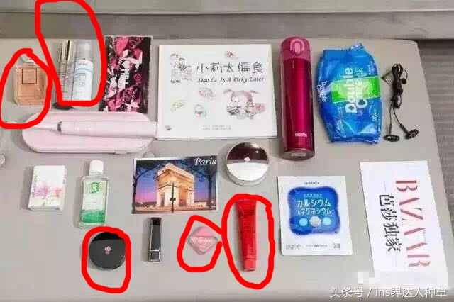 24岁昆凌的包里都有什么化妆品？网友：现在一看就是妈妈的包