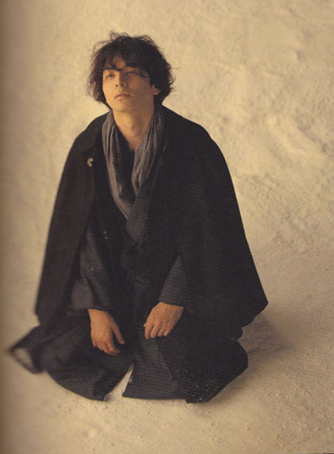 他是“犯桃花”的俊美漫画家，邂逅17岁单纯少女后浪子回头，却因瞥见妻子那一幕，关进“没有女人的地方”