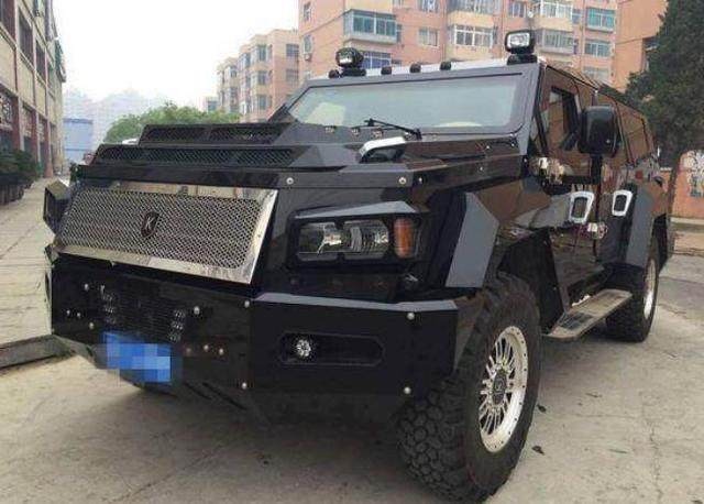 大妈开豪车被拦,大妈开1500万豪车上牌