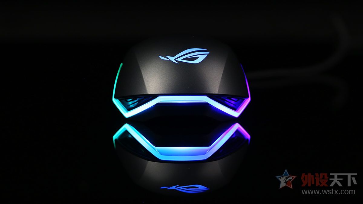 小手玩家的福音，玩家国度这款电竞鼠标针对中小手型设计，拥有便捷的可更换微动和侧键功能