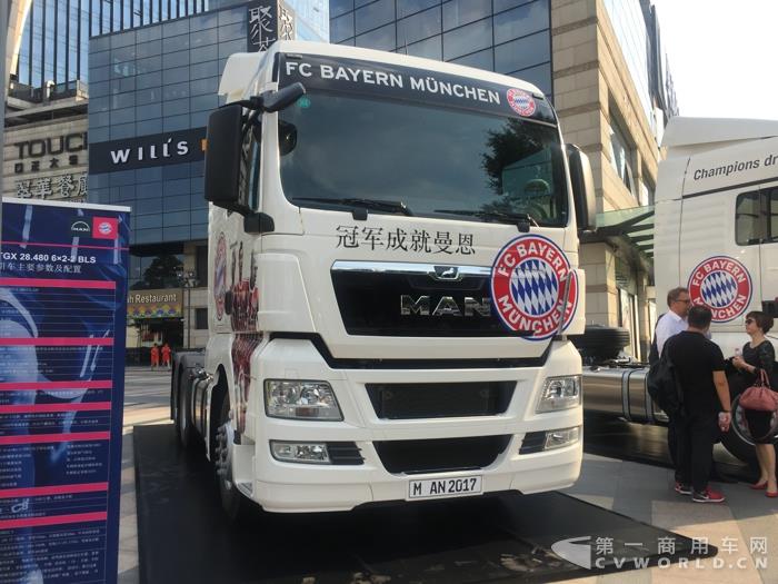 不是宇通也不是比亚迪！拜仁慕尼黑球队“*用御**”的这款红色大巴出自谁家？