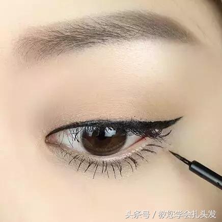 终于知道为什么明星们都爱扎这款气质甜美蛋卷头，迷人优雅又时尚，快来试试吧