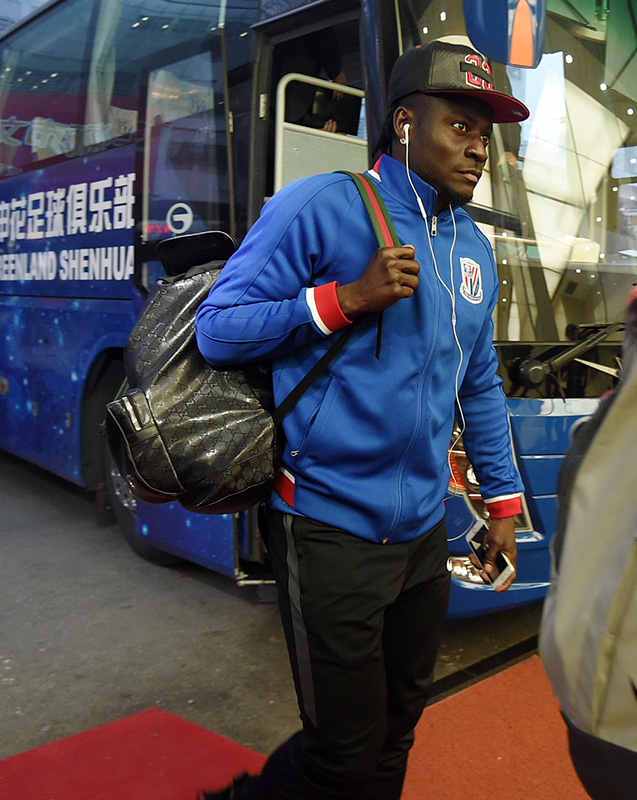 底蕴！申花首秀球迷热情迎接大巴虹口成蓝色海洋,图