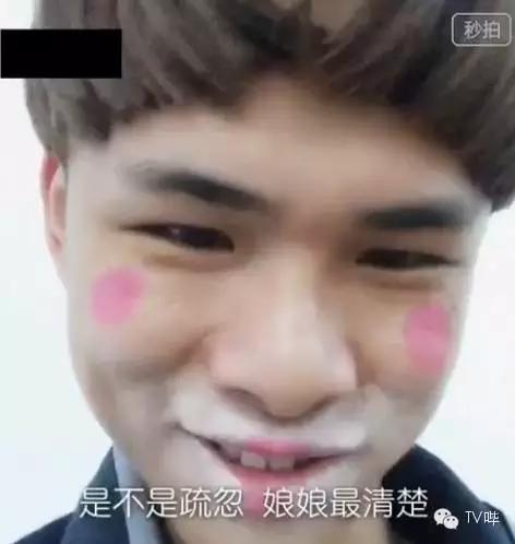 靠一只马克笔化妆为人间*物尤**！深扒网红艾克里里和他的娇喘助理！