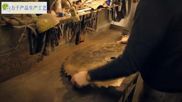 牛人用废旧锯片diy斧头,用锯片做的小斧头