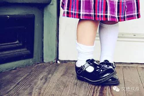 怎么有效教孩子区分左右鞋,对于穿错鞋子的孩子教育措施