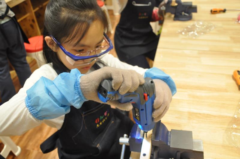 小女孩手编凉席视频,儿童手工竹凉席