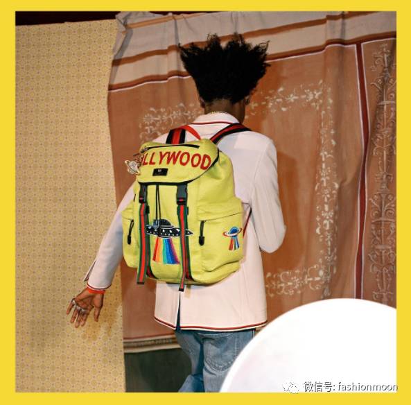 夏天适合背双肩包吗,夏天背双肩包还是斜挎包好看