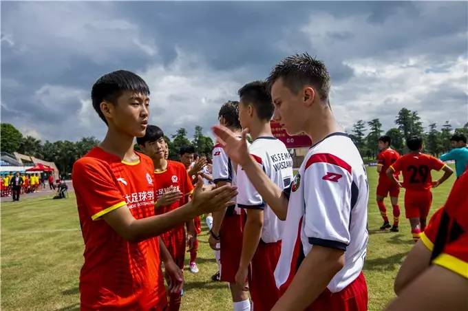 波兰小鲜肉对决清远足球小子!不好意思,第一场揭幕赛我们赢了