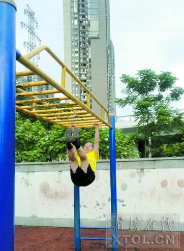 爱写楹联爱健身湘潭七旬老人动静相宜身心愉悦