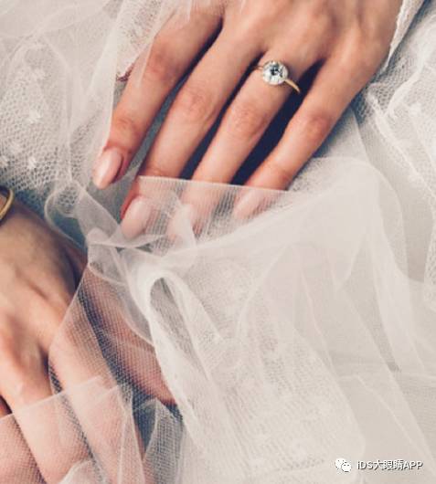 高圆圆同款婚戒一个多重,高圆圆直播带货手戴婚戒状态佳
