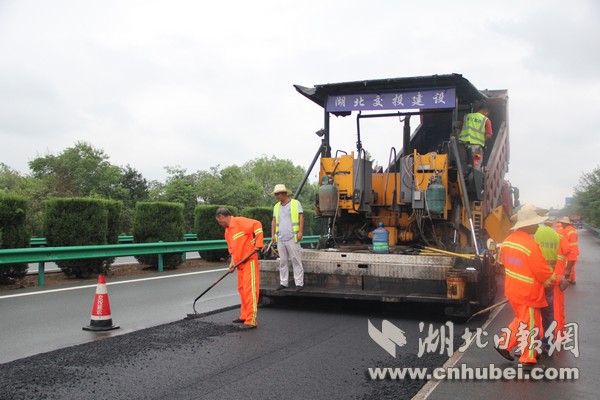 40度高温下的泥水工人,高温下的沥青铺摊工