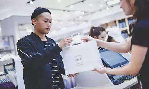 从老家街边店到马来西亚高档商场黄金位，这家本土服装品牌都做了什么？｜资讯