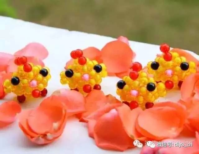 她用鱼线把一颗颗圆珠串起来，竟然会变成这样！