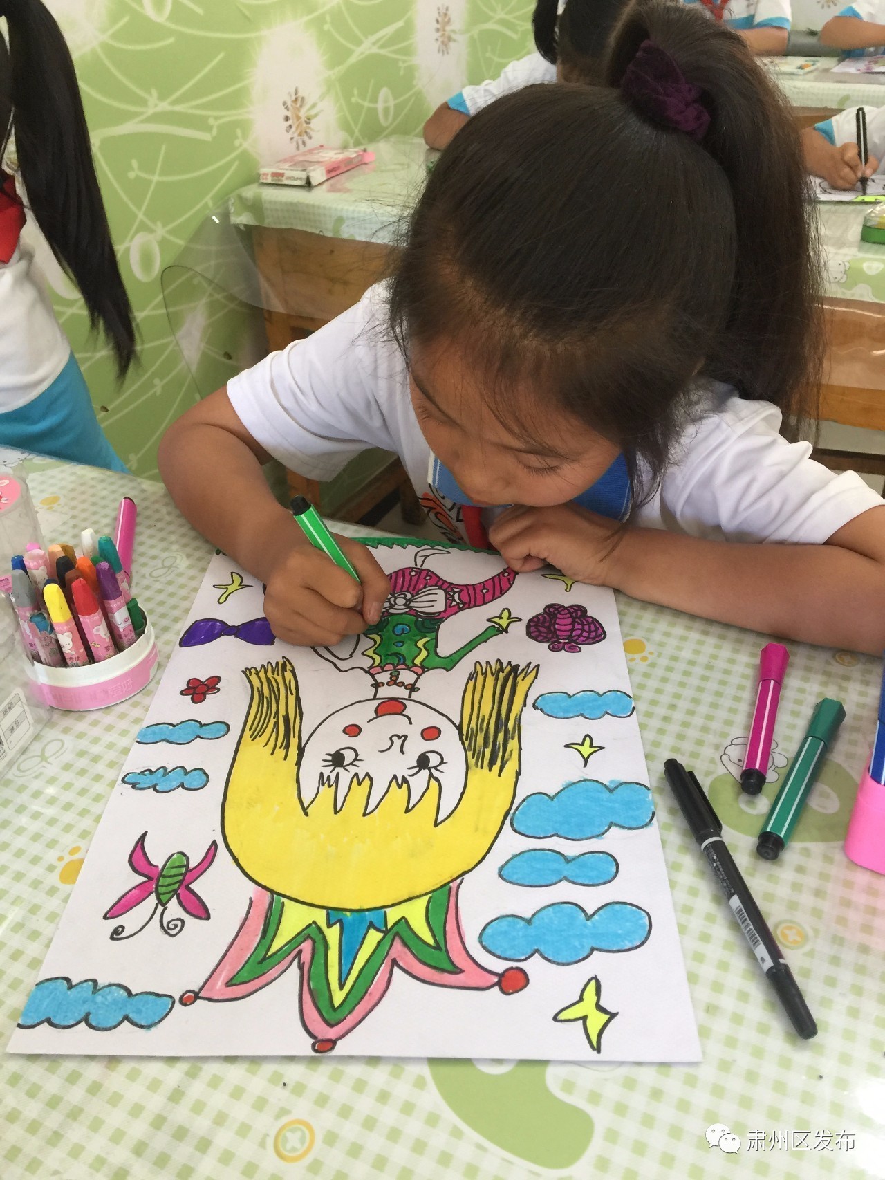 打乒乓球的快乐小朋友,打乒乓球的小朋友背景绘画