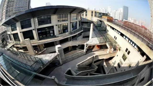 “幸运草”、“水晶盒”……这些地铁、公交站附近竟有如此魔幻的建筑