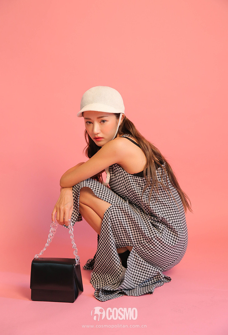 这些衣服太好看每件都想买，老板能预支下月工资不？