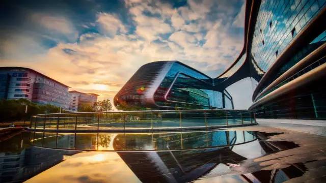 “幸运草”、“水晶盒”……这些地铁、公交站附近竟有如此魔幻的建筑