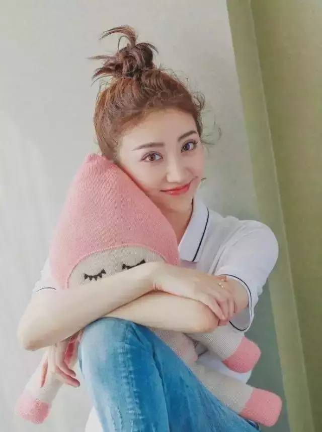 景甜赵丽颖的“炸毛丸子头”，让你减龄变少女！