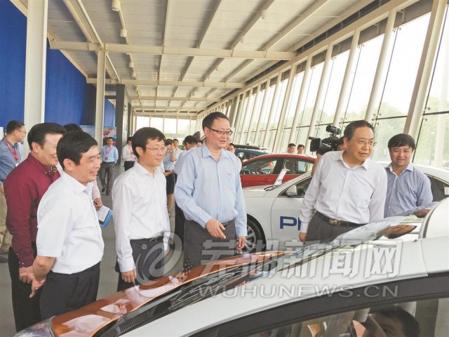 机器人新能源汽车,机器人新能源设备