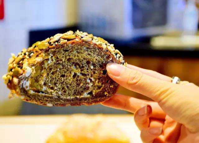 青岛排队的面包店,青岛最便宜的面包店永远都在排队