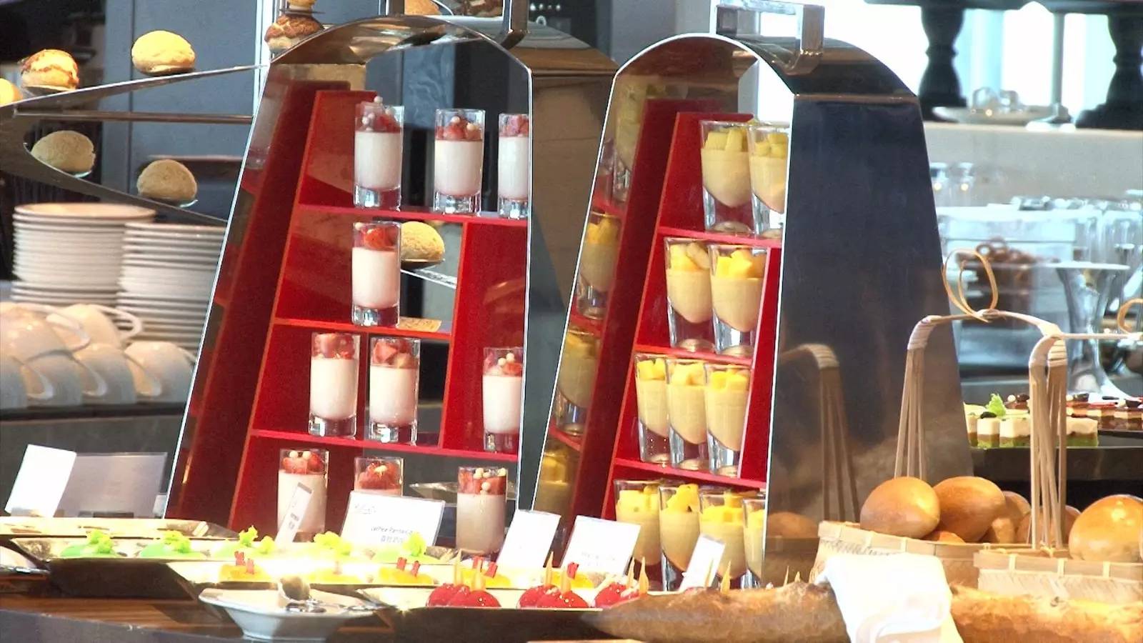 一家开在43楼的空中餐厅，去这里吃饭你得带上两个胃