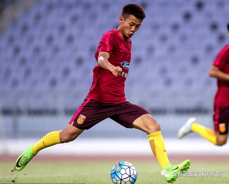 「亚泰青训再丰收」何超首次入先国足周大地入选U22国足